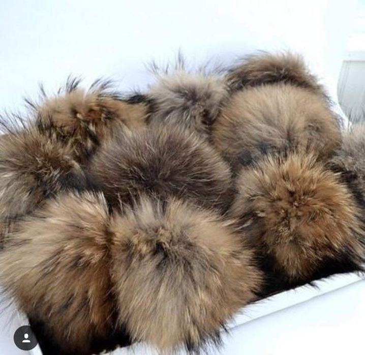 Естествени помпони за шапки