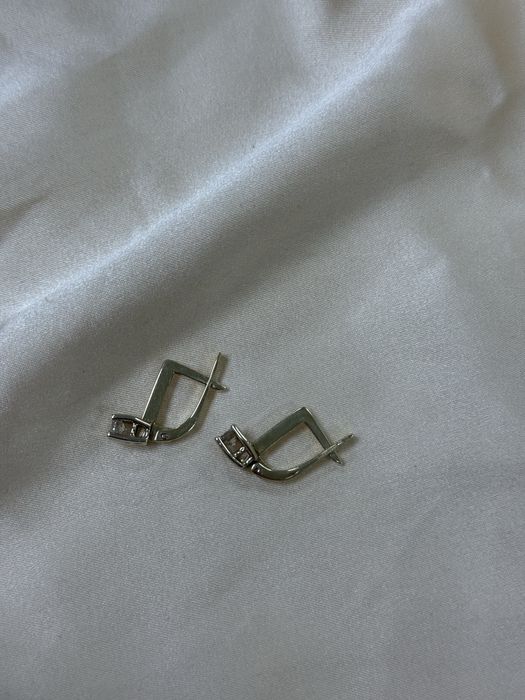 Золотые серьги с бриллиантом