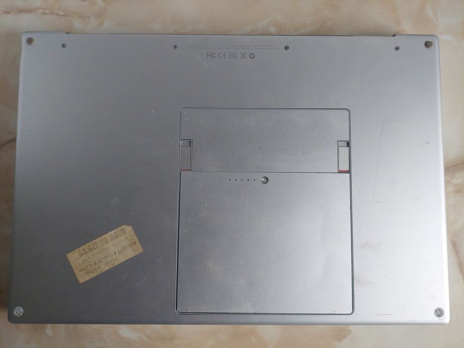 Vând MacBook Pro A1211 Intel Core Duo 4Gb DDR2 (în stare foarte bună)