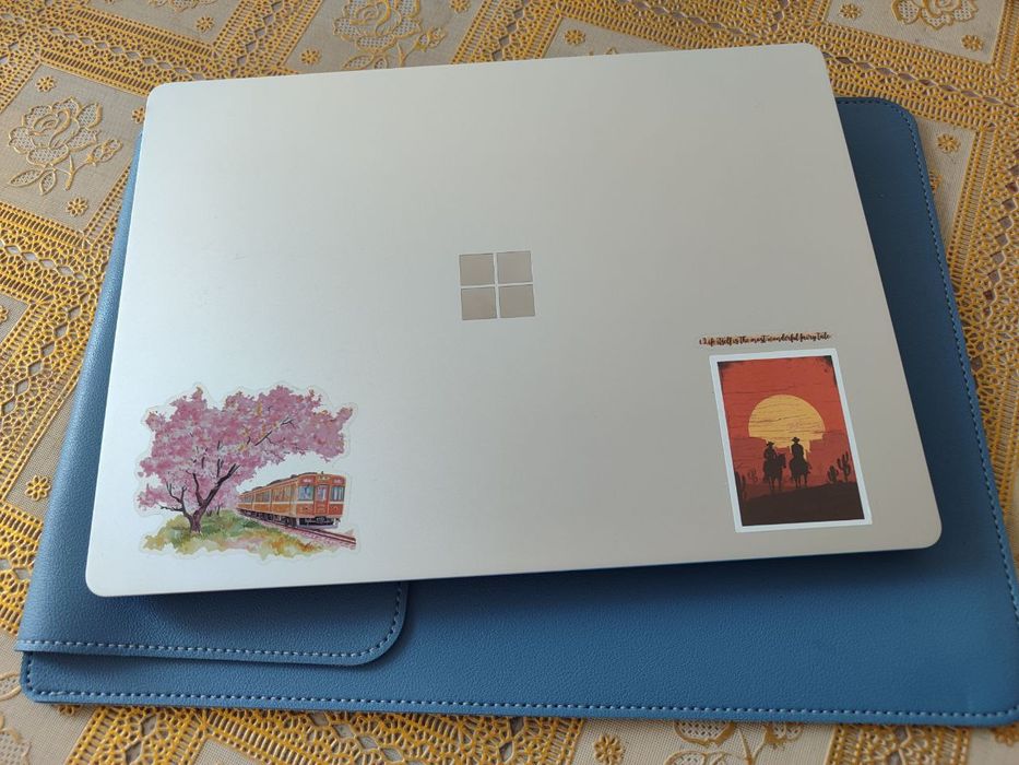 Microsoft Surface laptop sotiladi