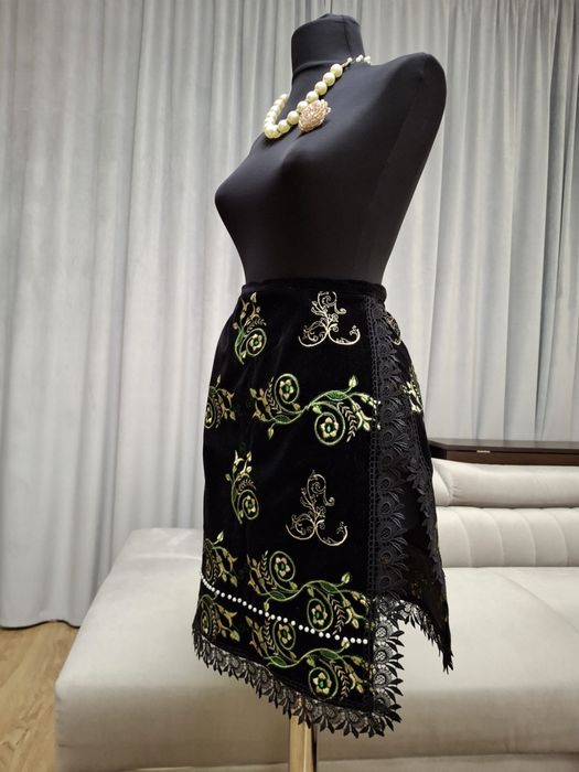 Unicat! Fuste brodate cu fir de matase