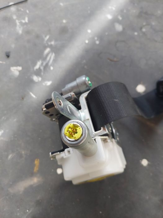 Автомобилни колани предни с по 2 букси с придърпване и блокаж, емблема