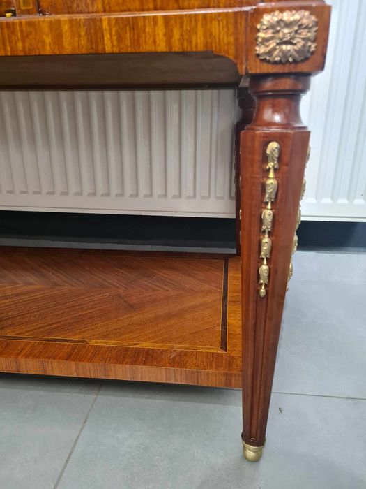 Comoda Louis XVI, din lemn cu inserții și aplicații de bronz doré,