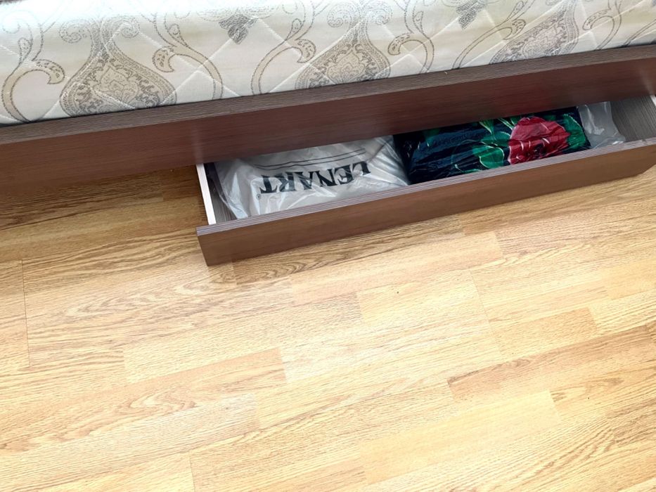 Кровать двуспальная с матрасом