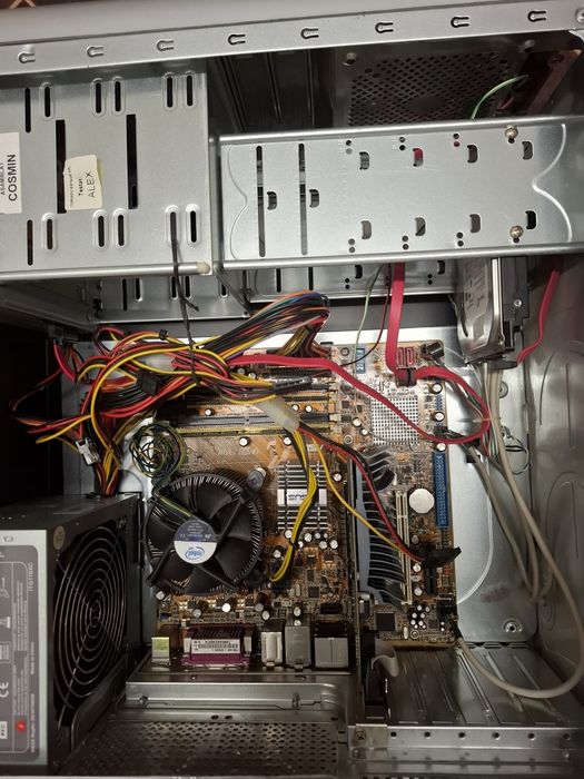 Sistem PC cu Windows XP desktop