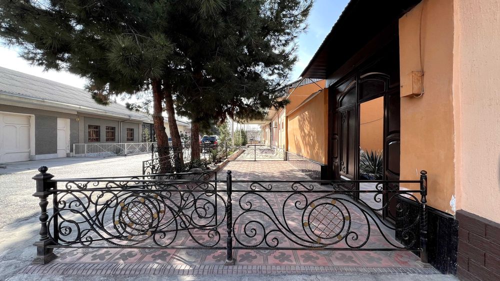 Фаргона шахрида 7 сотих ховли. Полский бозор ёнидаги махалла