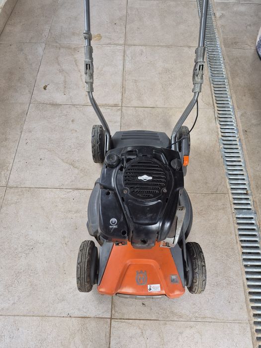 Masina de tuns gazon Husqvarna LC 35Masina de tuns HUSQVARNA Autopropulsata, Motor Briggs & Stratton)