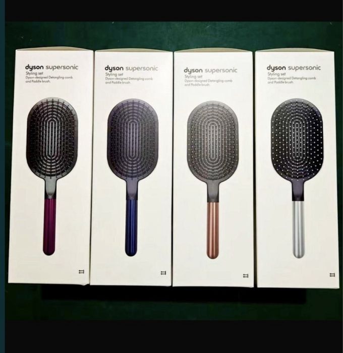 Фирменный пакет и расчески DYSON