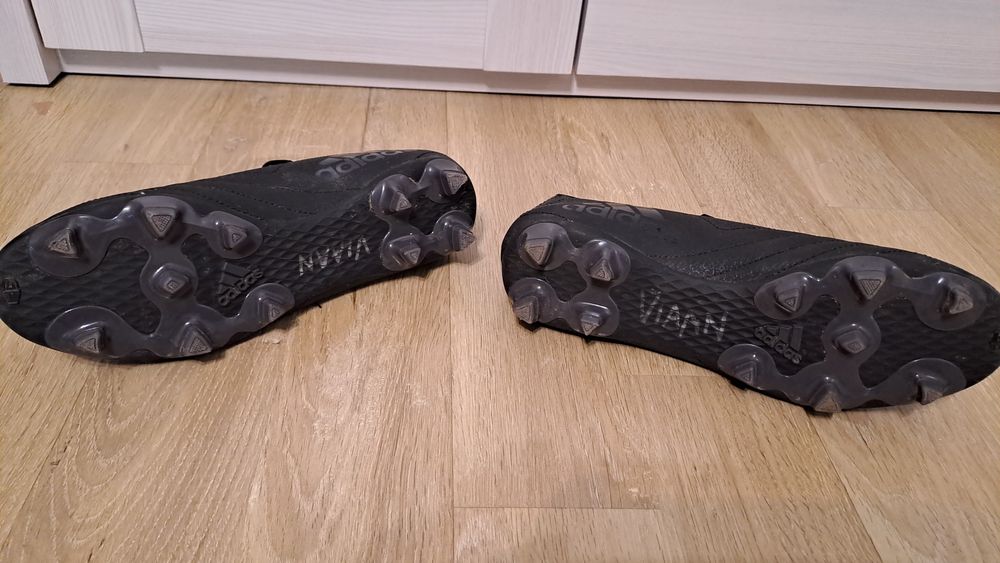 Футболни обувки Adidas  номер  41.5