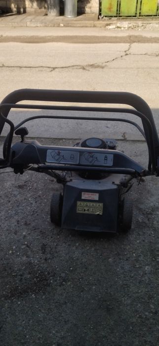 Продавам бензинова самоходна косачка идвигател