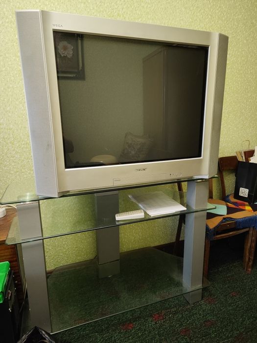 Срочно японский телевизор с подставкой диагональ 82см