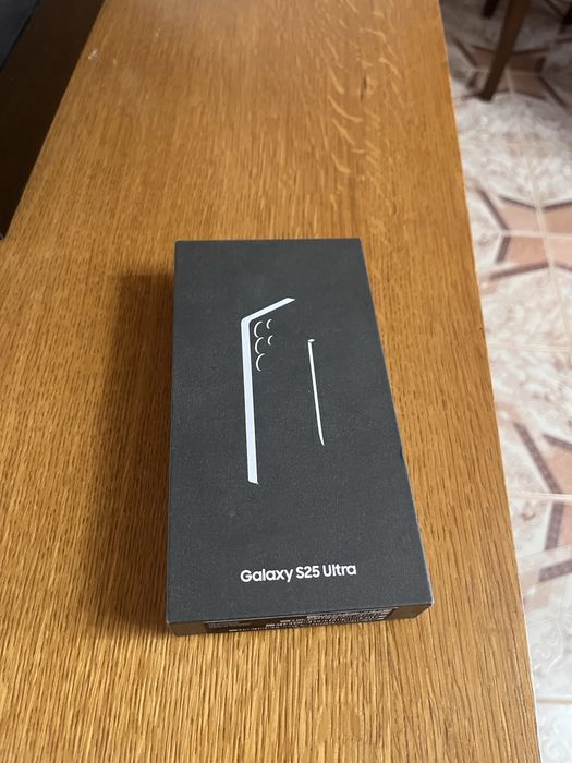 Vând telefon nou sigilat,adus din Anglia+incarcator