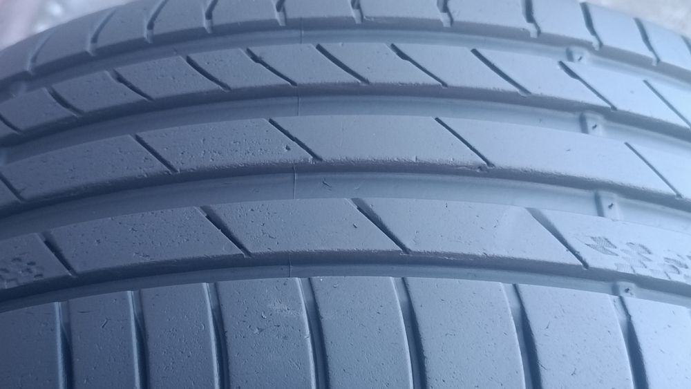 225/40/18 Kumho .