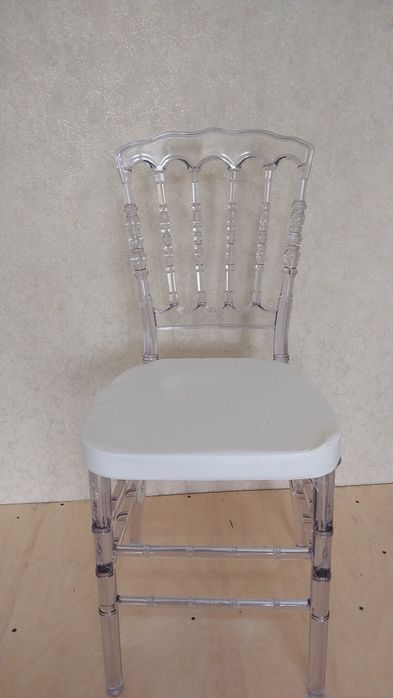 Прозрачные стулья