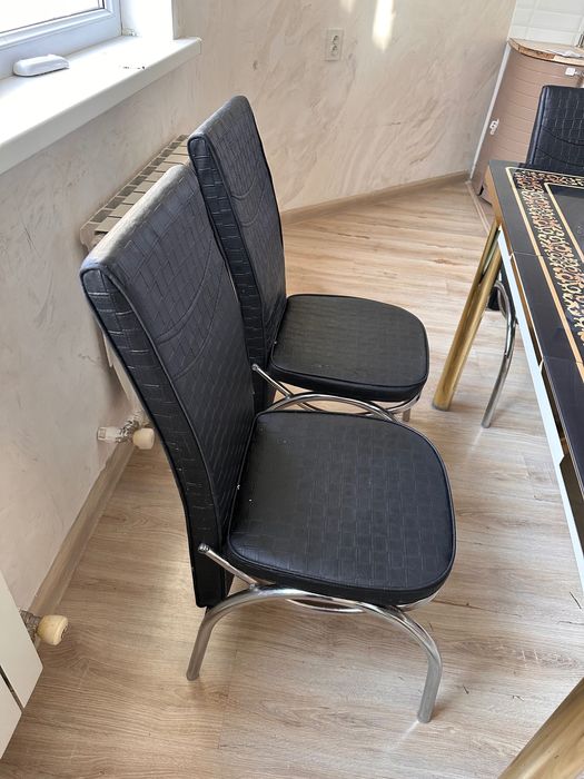 Стол, стеклянный с 4 -мя стульями