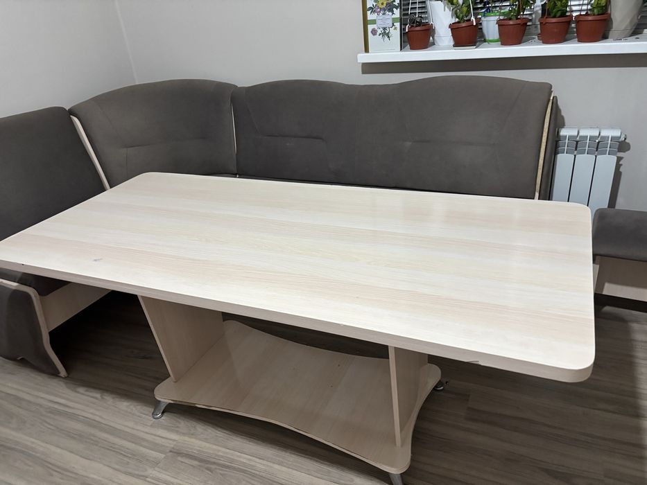 Кухонный уголок и кухонный стол с табуретками