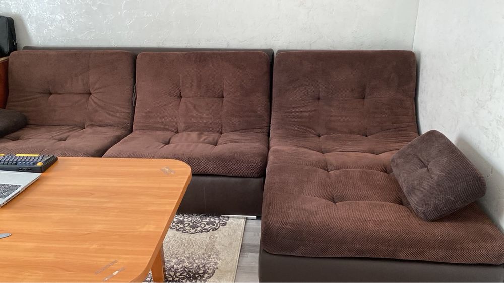 ПРОДАМ диван для гостиной, коричневый