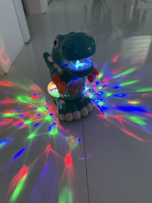 Dinozaur cu lumini si sunete