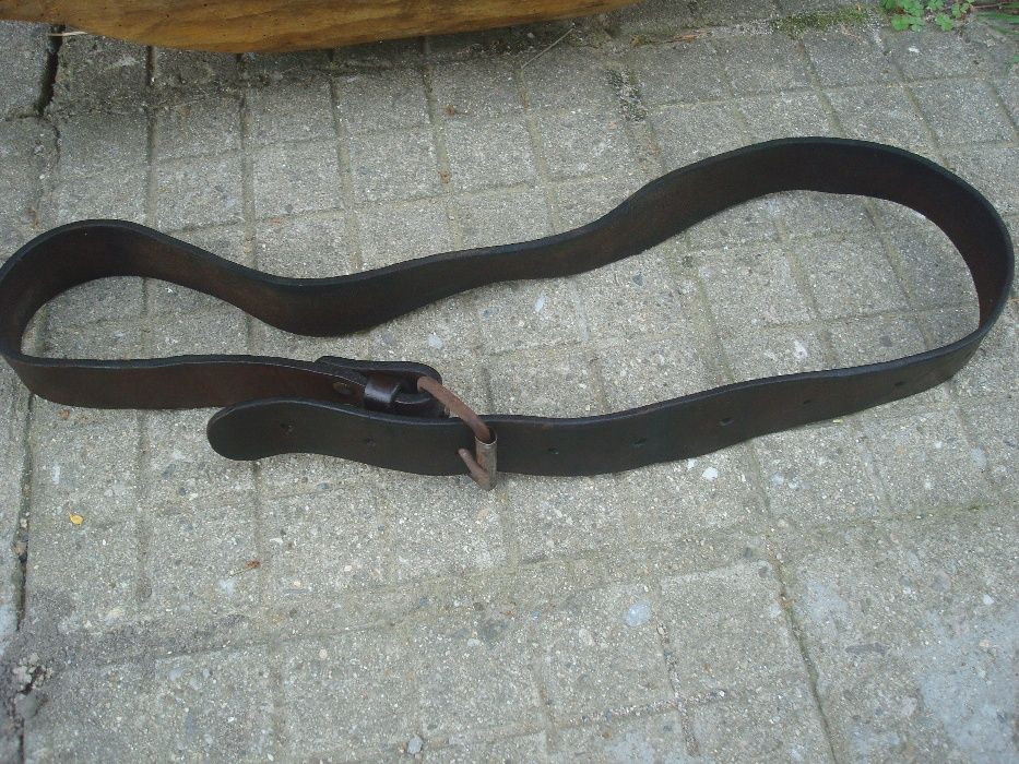 Дървени корита, гаванки, и мъжки кожен колан