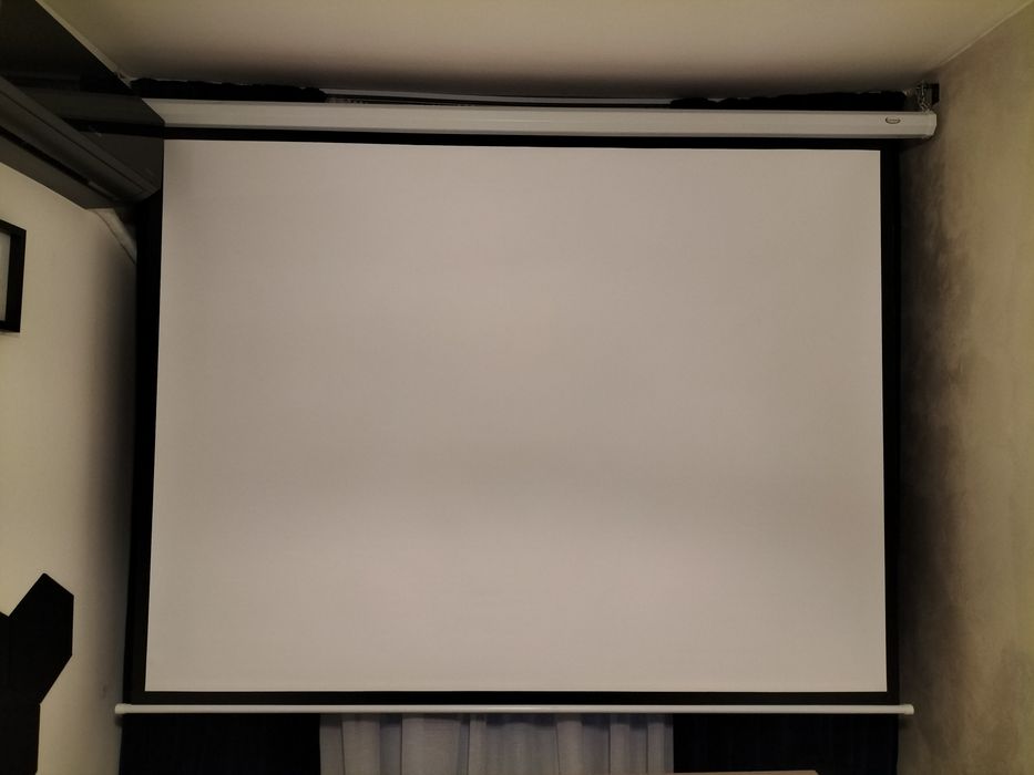 Videoproiector home-cinema BenQ W2000 și ecran de proiecție electric, impecabil.