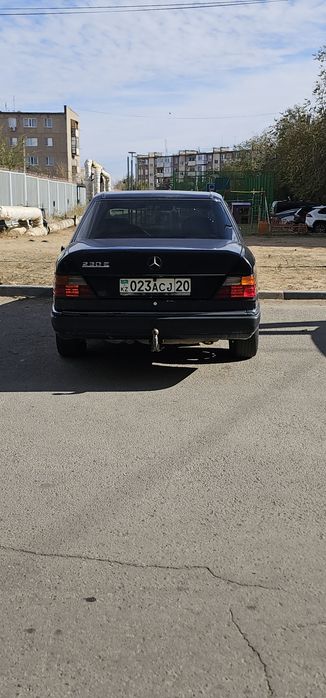 Мерседес бенс 124 седан