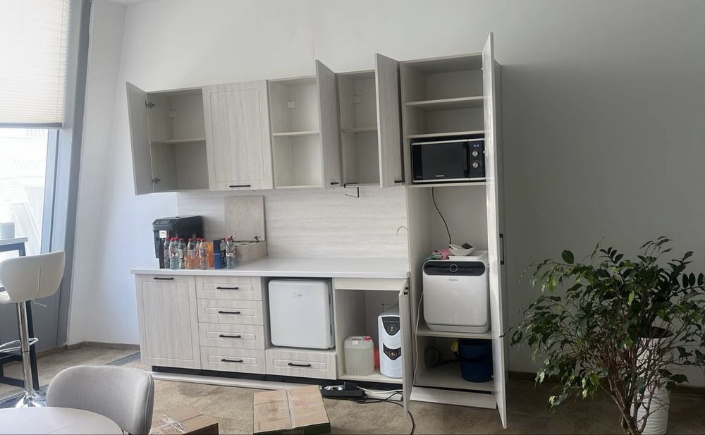 Продаётся белый кухонный гарнитур с пеналом
