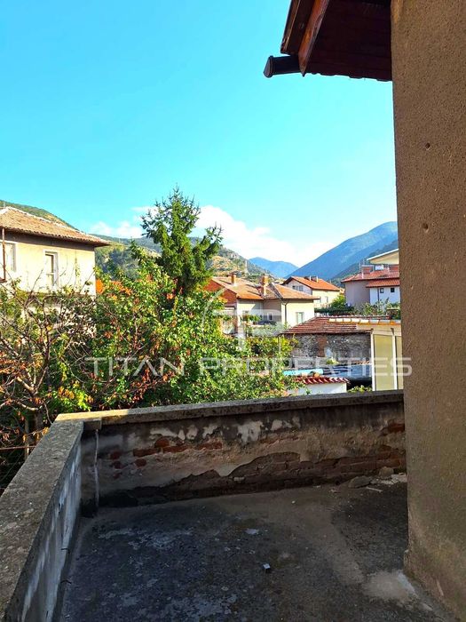 Двуетажна къща в Кричим