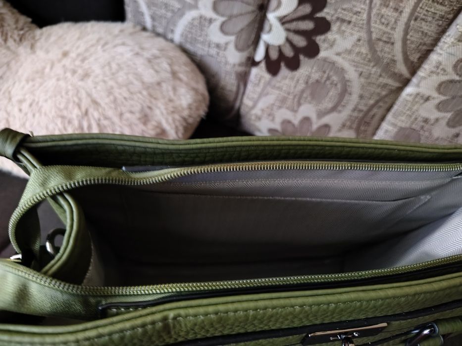 Vând geantă nouă nefolosita verde măslină