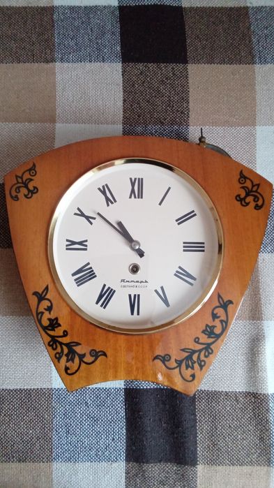 Часы Янтарь настенные без боя.