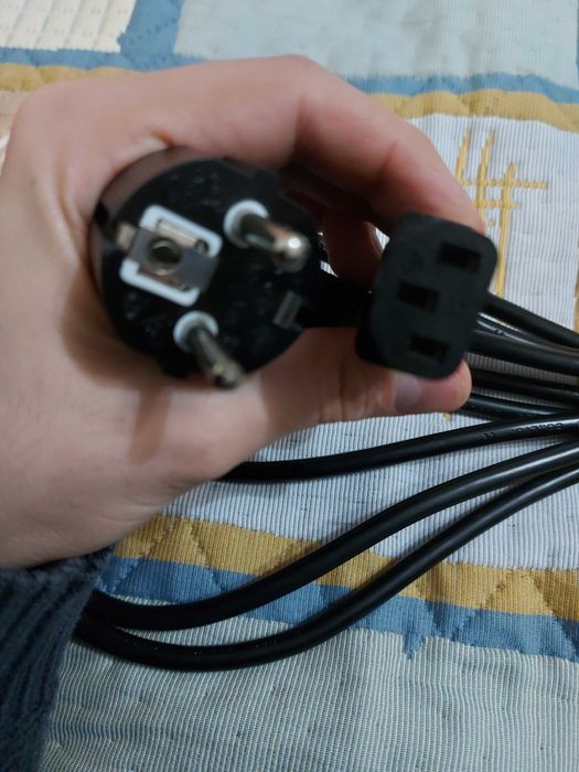 Продавам захранващ кабел за настолен компютър с дължина 5м