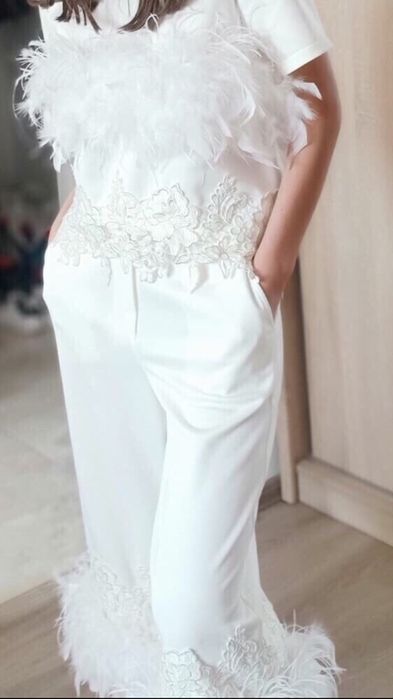 Compleu alb elegant cu puf