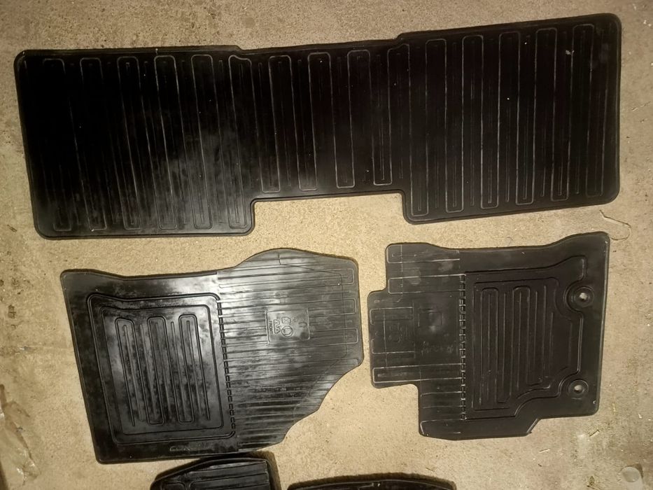 Полики на Тойота Королла ,Амортизатор багажника юго-вост