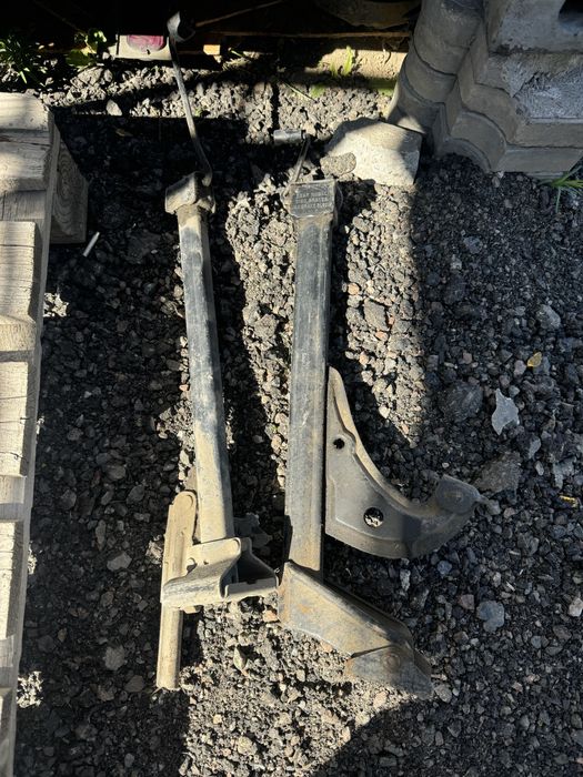 Домкрат на BMW 2-штуки