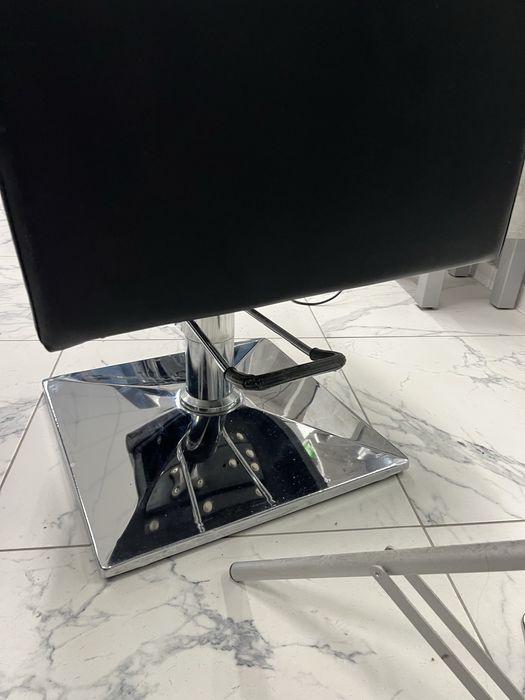 Фризьорски стол.