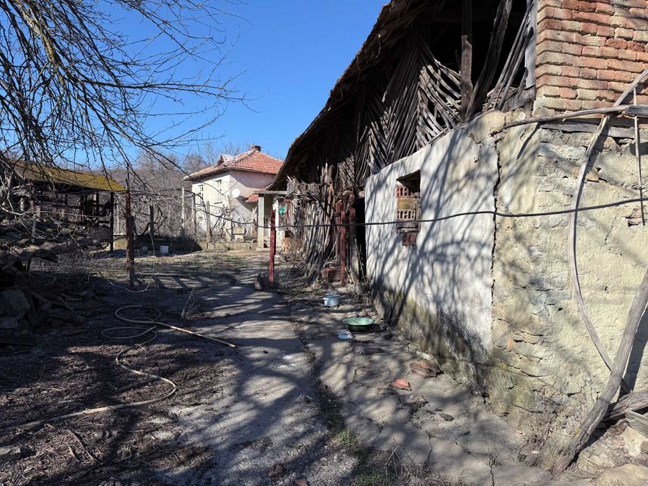Къща с двор и селскостопански постройки
