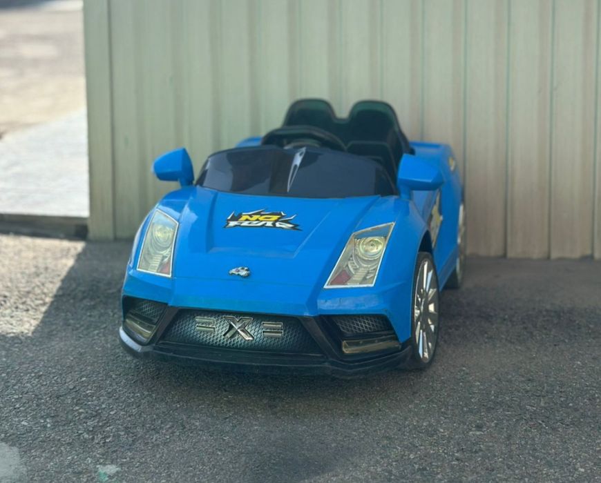 Продам электро машинку с пультом