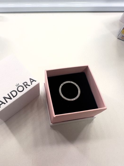 Сребърен пръстен Pandora с камъни