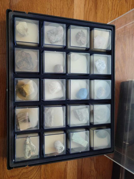 Колекция от скъпоценни и полускъпоценни камъни