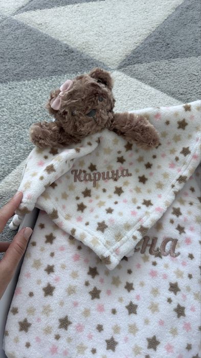 бебешко одеялце + кърпичка/гушкалка с бродирано име Карина