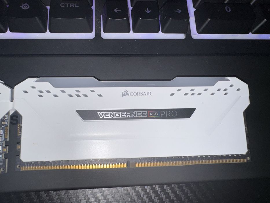Kit Corsair 16GB DDR4 3200MHz, RGB Pro Sl