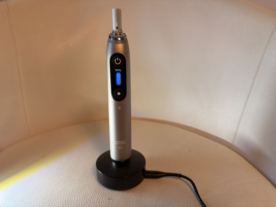 Oral B io10 Gold incarcator ioSense