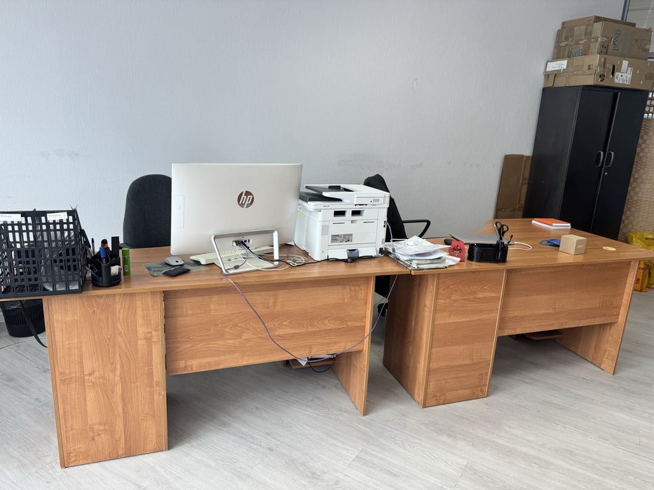 Продам офисные столы с полками