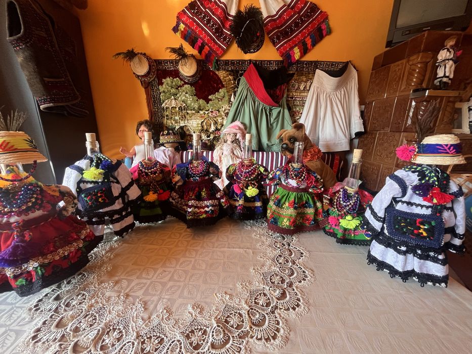 Sticle imbracate in costume traditionale osenesti