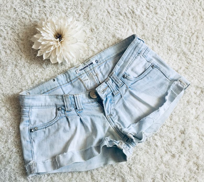 Pantaloni scurti de blugi