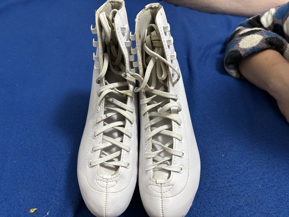 Коньки фигурные продам