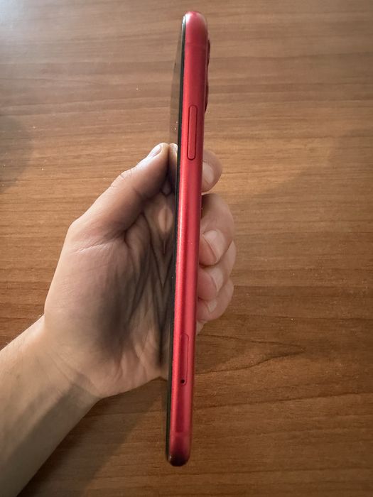 iPhone 11 червен