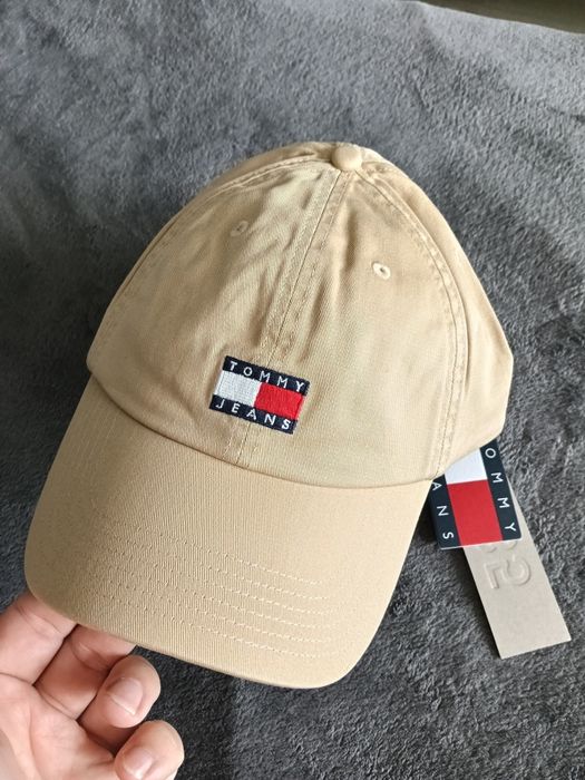 Tommy Jeans șapcă unisex bej/crem cu logo mic mărime OS noua originala