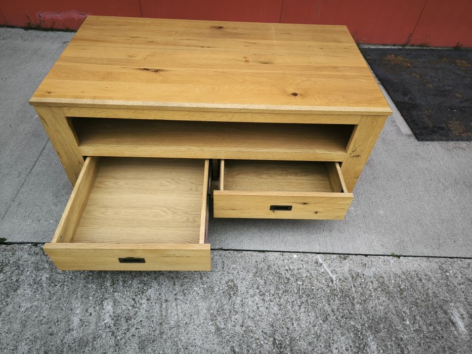 Шкаф от масивен дъб