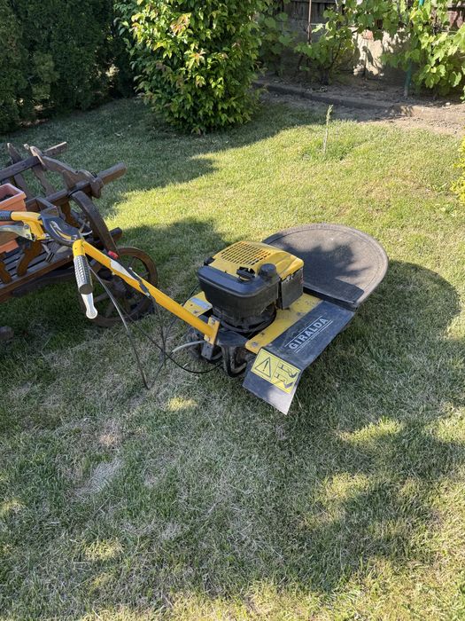 Motocoasă,Mașină de tuns iarba