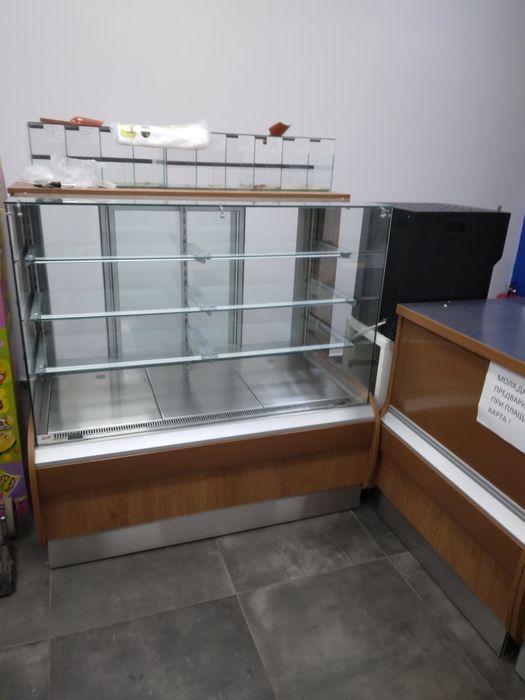 Сладкарска хладилна витрина